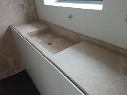 baño en marmol envejecido 