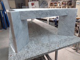 Pié de mesa en marmol carrara 