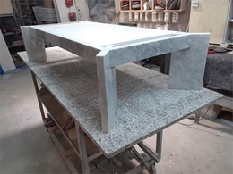 pié de mesa  en marmol carrara 